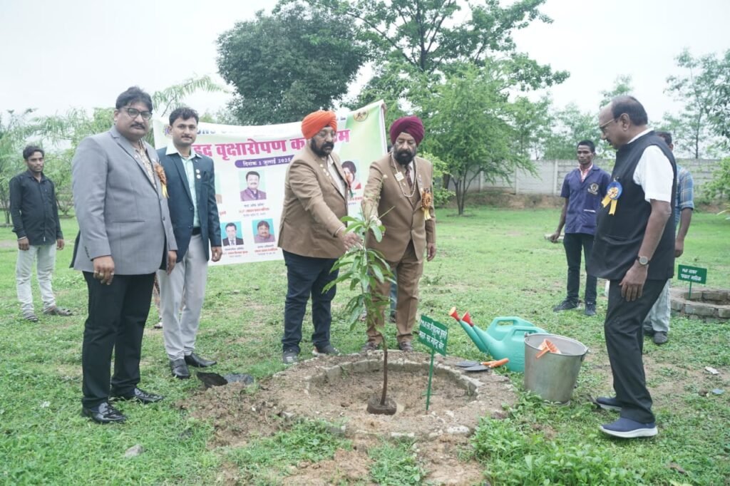 लायंस क्लब कोरबा गुरूकुल के शपथ ग्रहण समारोह में सदस्यो द्वारा वृक्षारोपण