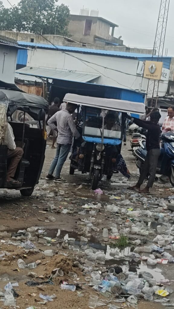 कुआंभट्ठा देसी शराब दुकान के सामने बीच सड़क पर शराबी शराब का कर रहे सेवन, महिलाओं का आना-जाना हुआ मुश्किल, देखिए वीडियो