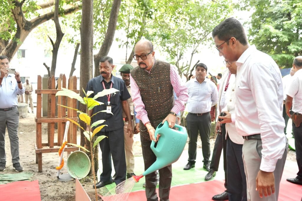 राज्यपाल रमेन डेका ने ‘एक पेड़ माँ के नाम’ अभियान के तहत किया पौधारोपण, पर्यावरण संरक्षण का दिया संदेश
