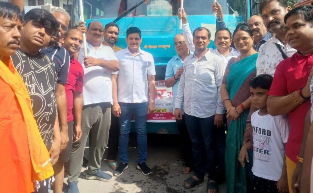 कोरबा से बैजनाथ धाम यात्रा पर निकले श्रद्धालुओं को पूर्व मंत्री जयसिंह अग्रवाल ने हरी झंडी दिखाकर किया रवाना