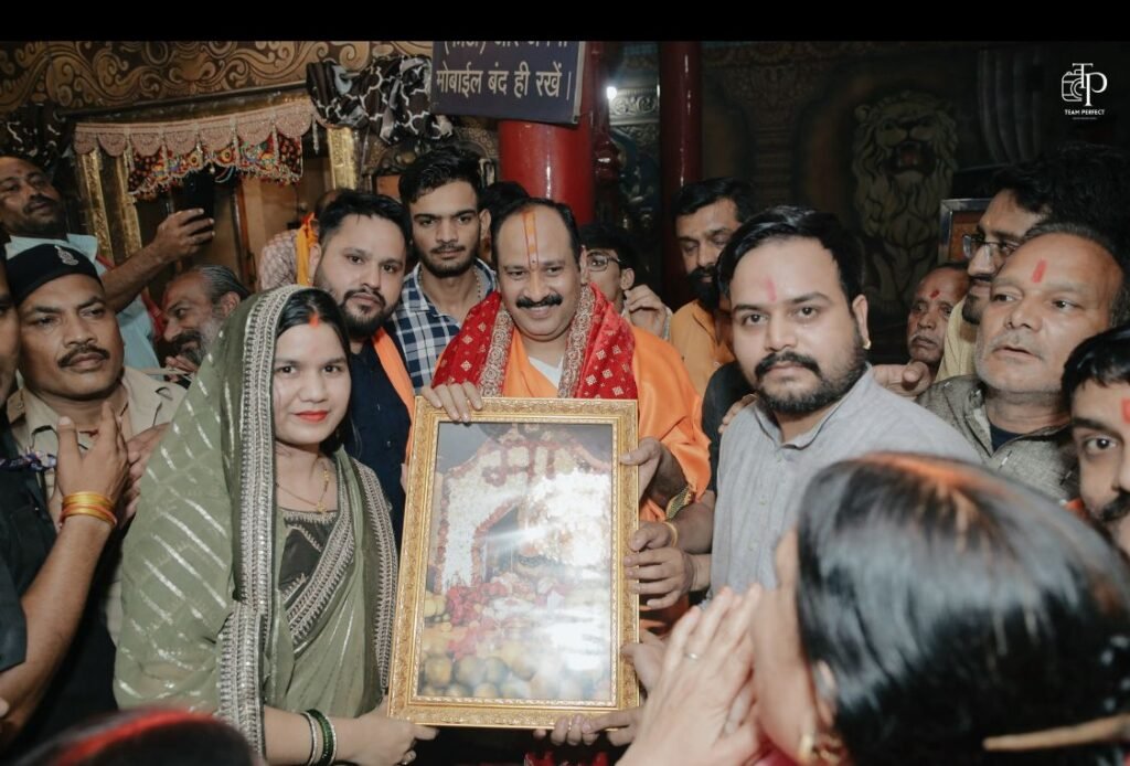 माँ सर्वमंगला मंदिर पहुंचे पंडित प्रदीप मिश्रा, भक्तों में दिखा उत्साह