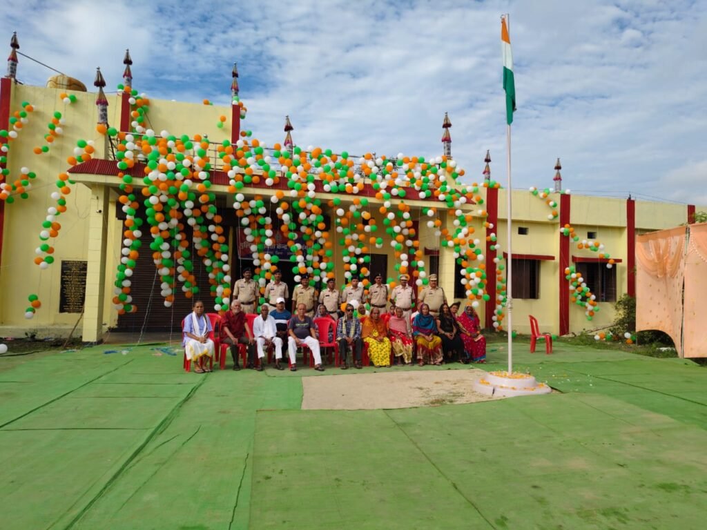 जिले में स्वतंत्रता दिवस पर अनोखी पहल अंतर्गत पुलिस ने 81 वर्षीय वृद्धा से करवाया ध्वजारोहण