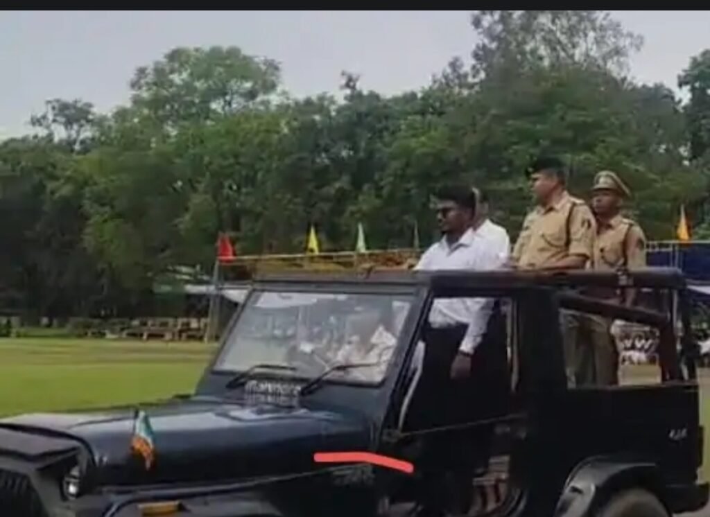 परेड निरीक्षण के दौरान परेड निरीक्षण वाहन में राष्ट्रीय ध्वज लगा उल्टा एसपी ने नोटिस जारी कर दिए जांच के निर्देश
