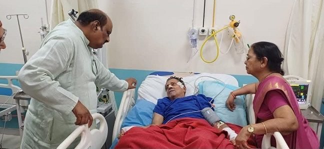 पूर्व मंत्री जय सिंह अग्रवाल ने लिया पूर्व उपाध्यक्ष बनवारी लाल अग्रवाल का हालचाल…