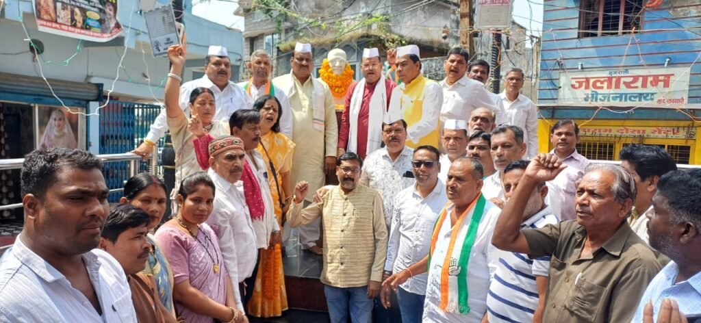 जिला कांग्रेस कार्यालय और विभिन्न चौक चौराहे पर कांग्रेस पदाधिकारी और कार्यकर्ताओं ने उपस्थित होकर राष्ट्रपिता महात्मा गांधी और पूर्व प्रधानमंत्री लाल बहादुर शास्त्री की प्रतिमा पर पुष्पांजलि व माल्यार्पण अर्पित कर किया गया याद