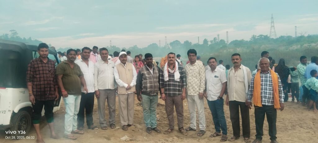 उगते सूर्य को अर्घ्य देने के साथ ही छठ महापर्व का समापन