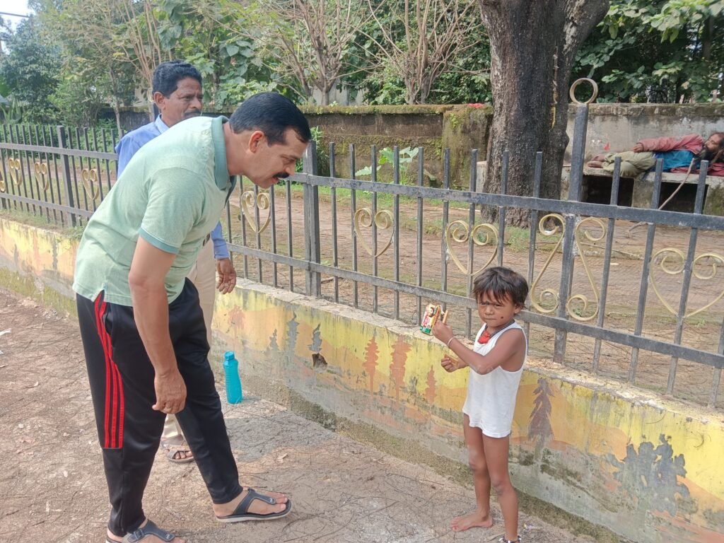 5 साल की बच्ची भटकते हुए पुष्प लता उद्यान के पास पहुंची यातायात में पदस्थ Asi मनोज राठौर ने किया सिविल लाइन थाना पुलिस के हवाले, देखिए वीडियो