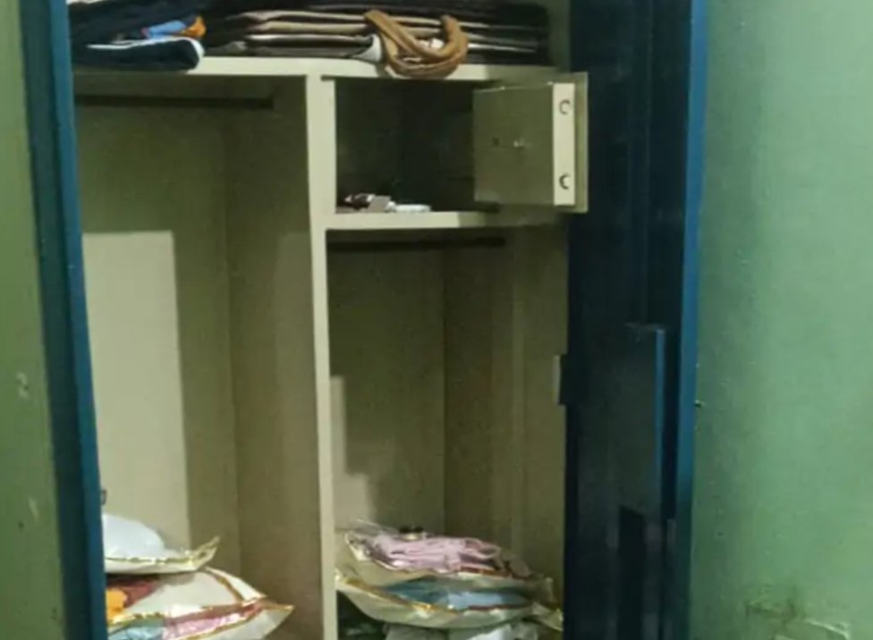 अज्ञात चोरों ने न्यायालय कर्मी और माईनिंग इंस्पेक्टर के सुने मकान को बनाया निशाना , सोने चांदी के जेवरात सहित नगदी रकम की चोरी