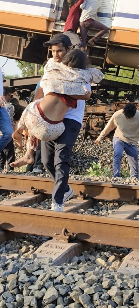 रेल हादसे में 9 मौतों की पुष्टि,कई घायल, मुआवजा राशि की घोषणा