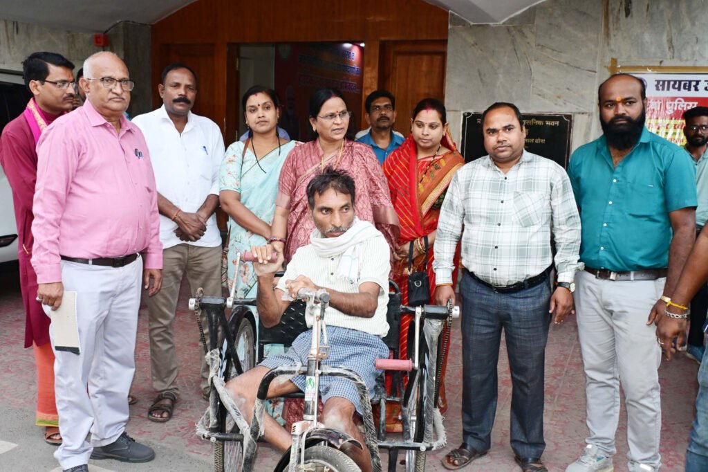 महापौर ने दिव्यांग विरेन्द्र दास को ट्रायसिकल प्रदान की