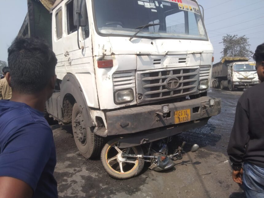 ट्रैलर वाहन की चपेट में आने से बाल-बाल बचे दो युवक-टला बड़ा हादसा