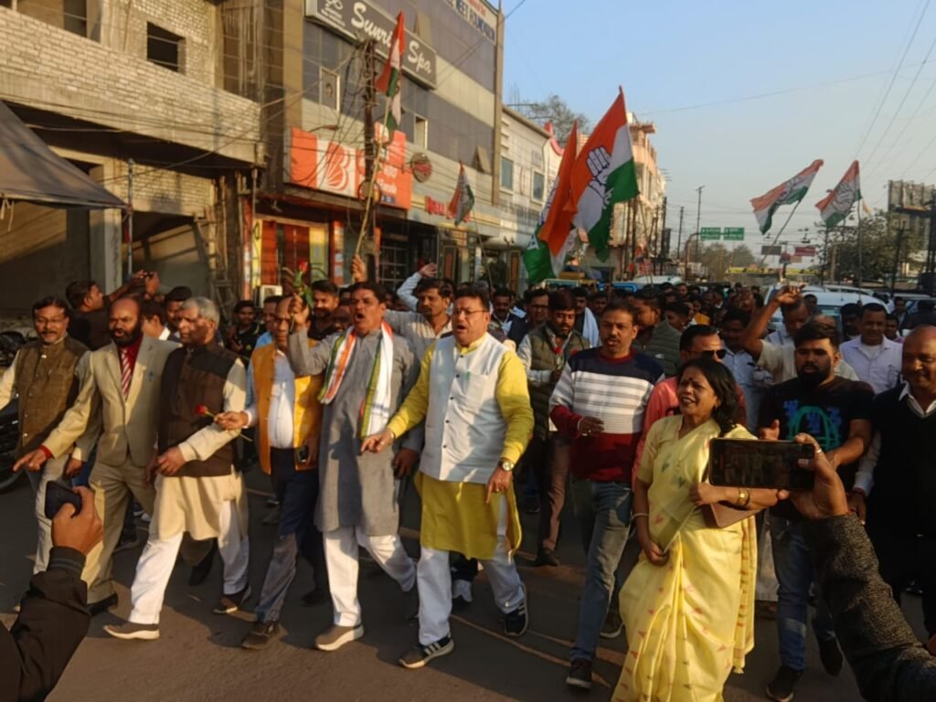 कांग्रेसियों ने भाजपा कार्यालय का किया घेराव