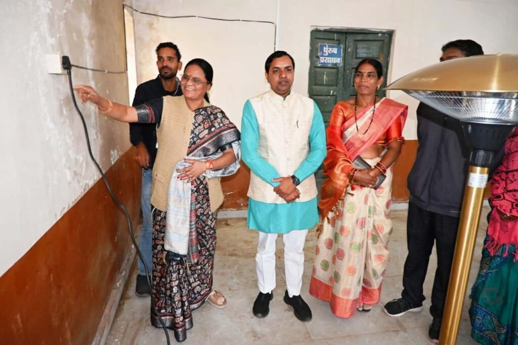 महापौर ने इलेक्ट्रिक ताप हीटर का किया वितरण, ठिठुरन भरी ठंड से लोगों को मिलेगी राहत