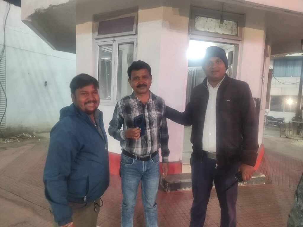 गुम हुआ मोबाइल को यातायात पुलिस ने मोबाइल मालिक को फोन कर के लौटाया