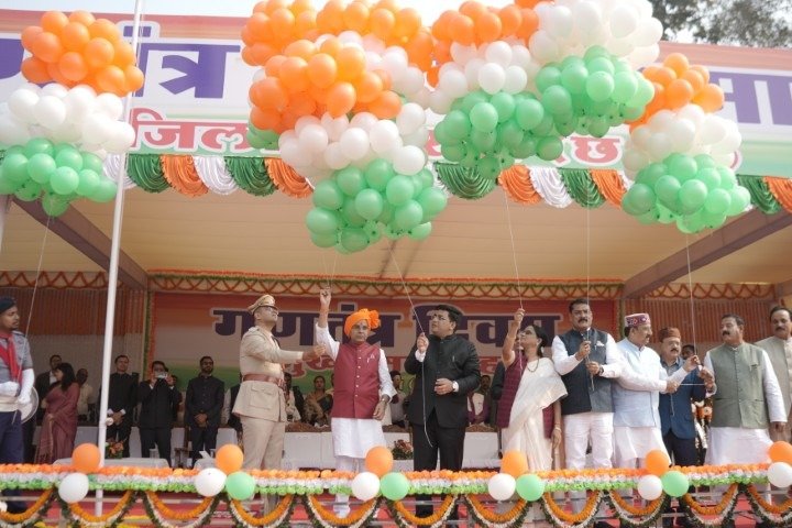 जिला स्तरीय समारोह में राजस्व मंत्री टंक राम वर्मा ने किया ध्वजारोहण