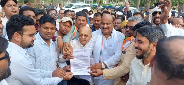 ठेले गुमटी व लघु व्यवसायिओं को बालकों ने थमाया नोटिस कांग्रेस ने किया धरना प्रदर्शन