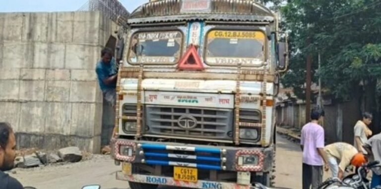 खड़ी स्कूटी को 14 चक्का ट्रक ने मारी टक्कर-बाल-बाल बचा स्कूटी चालक