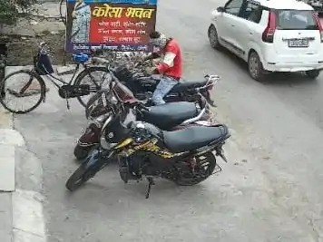 कोतवाली थाने के पास दिनदहाड़े बाइक चोरी कैमरे के सामने भी नहीं डरा चोर, सीसीटीवी कैमरे में कैद