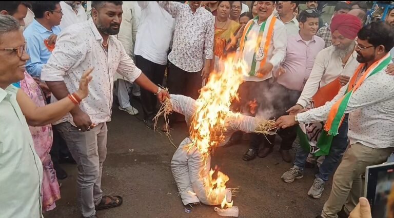 पूर्व मंत्री जयसिंह अग्रवाल के नेतृत्व में नकटी गांव बुलडोजर कार्रवाई के विरोध में कांग्रेस का प्रदर्शन, मुख्यमंत्री का पुतला फूंका
