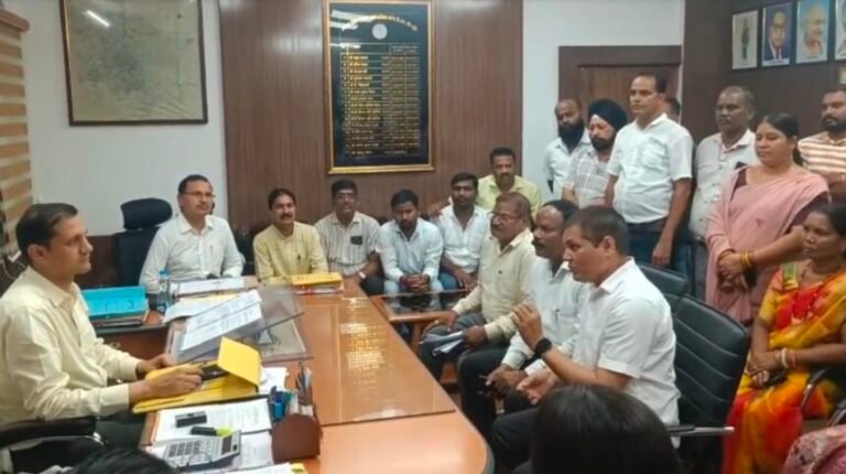 निगम कमिश्नर को धमकाने के आरोप पर बवाल, कार्रवाई की मांग को लेकर पार्षद पहुंचे कलेक्टर-एसपी के पास