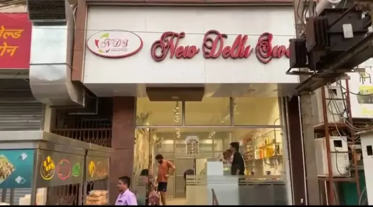 बाथरूम में धुल रहे थे होटल के बर्तन! वायरल वीडियो के बाद न्यू दिल्ली स्वीट्स पर कार्रवाई की तैयारी, देखिए वीडियो
