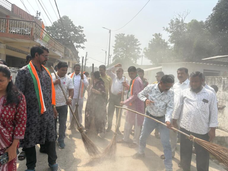 निर्माणाधीन सड़क से उखड़ रही गिट्टी, कांग्रेस ने झाड़ू लगाकर खोली निगम के घटिया निर्माण की पोल!