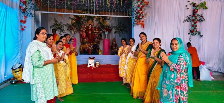 पीडब्ल्यूडी स्कूल की शिक्षिकाओं ने माता रानी के किए दर्शन, गरबा नृत्य कर लिया आनंद, देखिए वीडियो